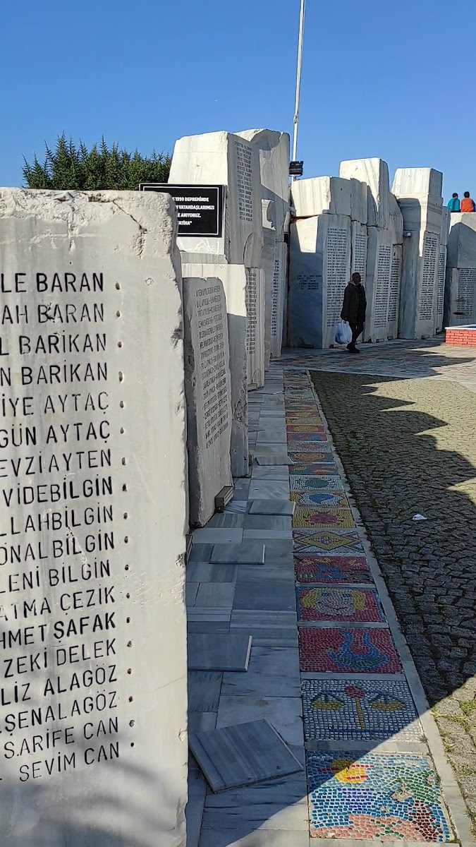 17 Ağustos 1999 Deprem Anıtı — fotoğraf 3