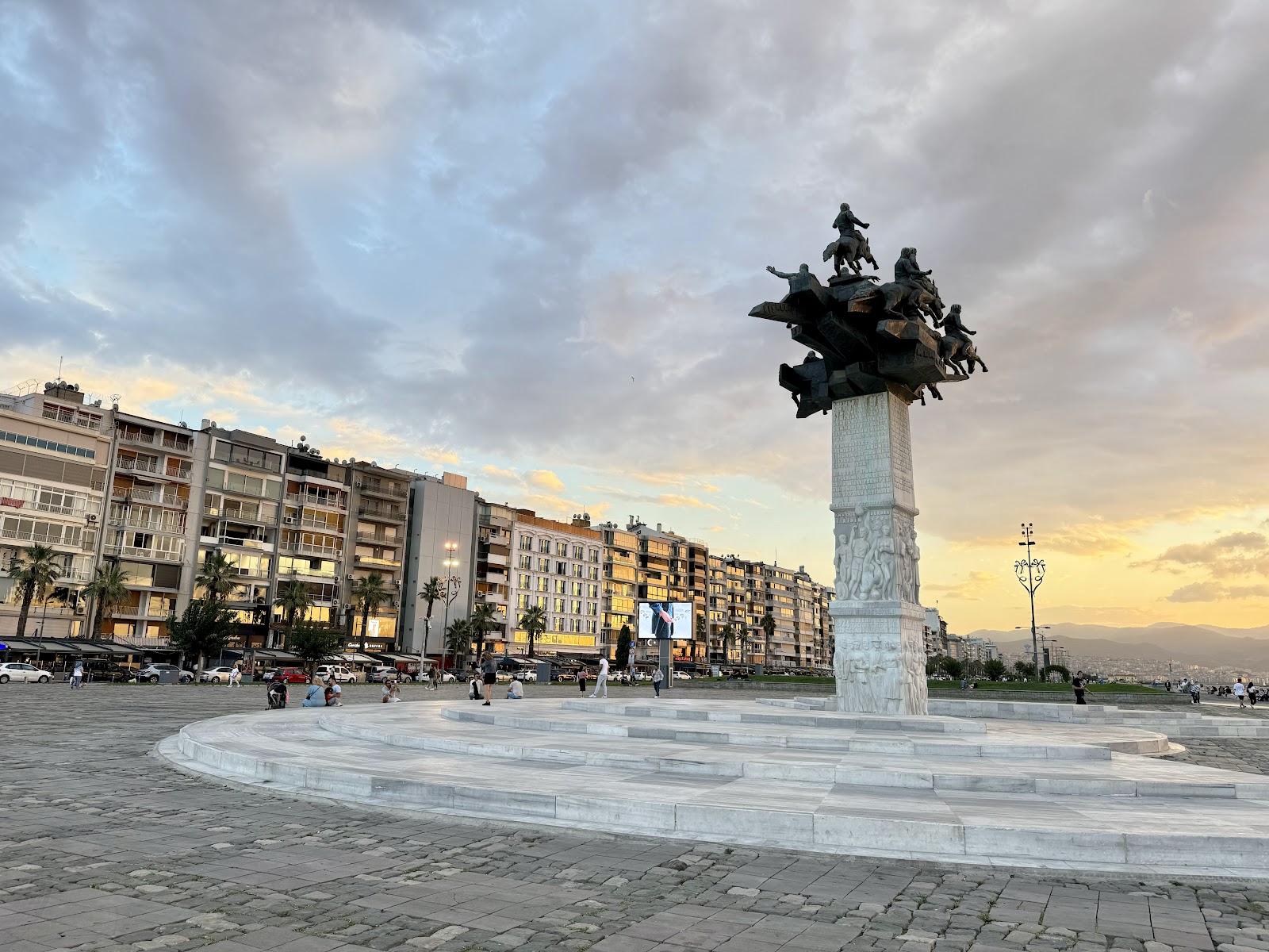 Alsancak Gündoğdu Meydanı — fotoğraf 1