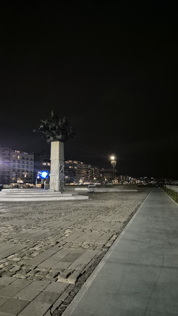 Alsancak Gündoğdu Meydanı — fotoğraf 2