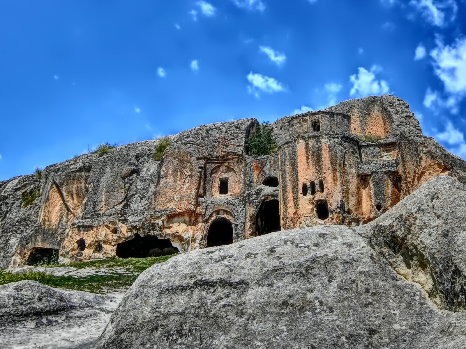 Afyonkarahisar: Ayazini, kervansaray ve kaplıca