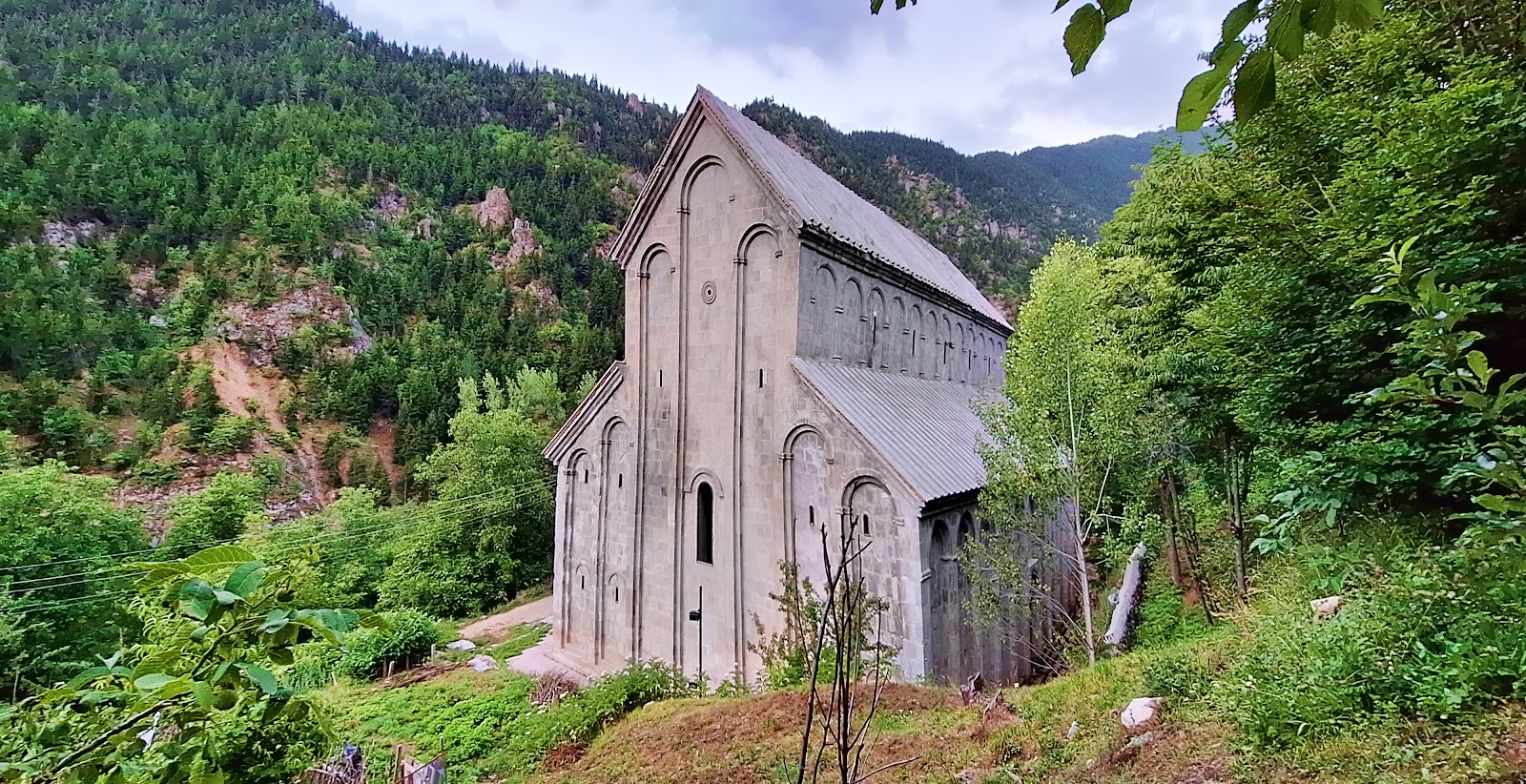 Barhal kilisesi — fotoğraf 1