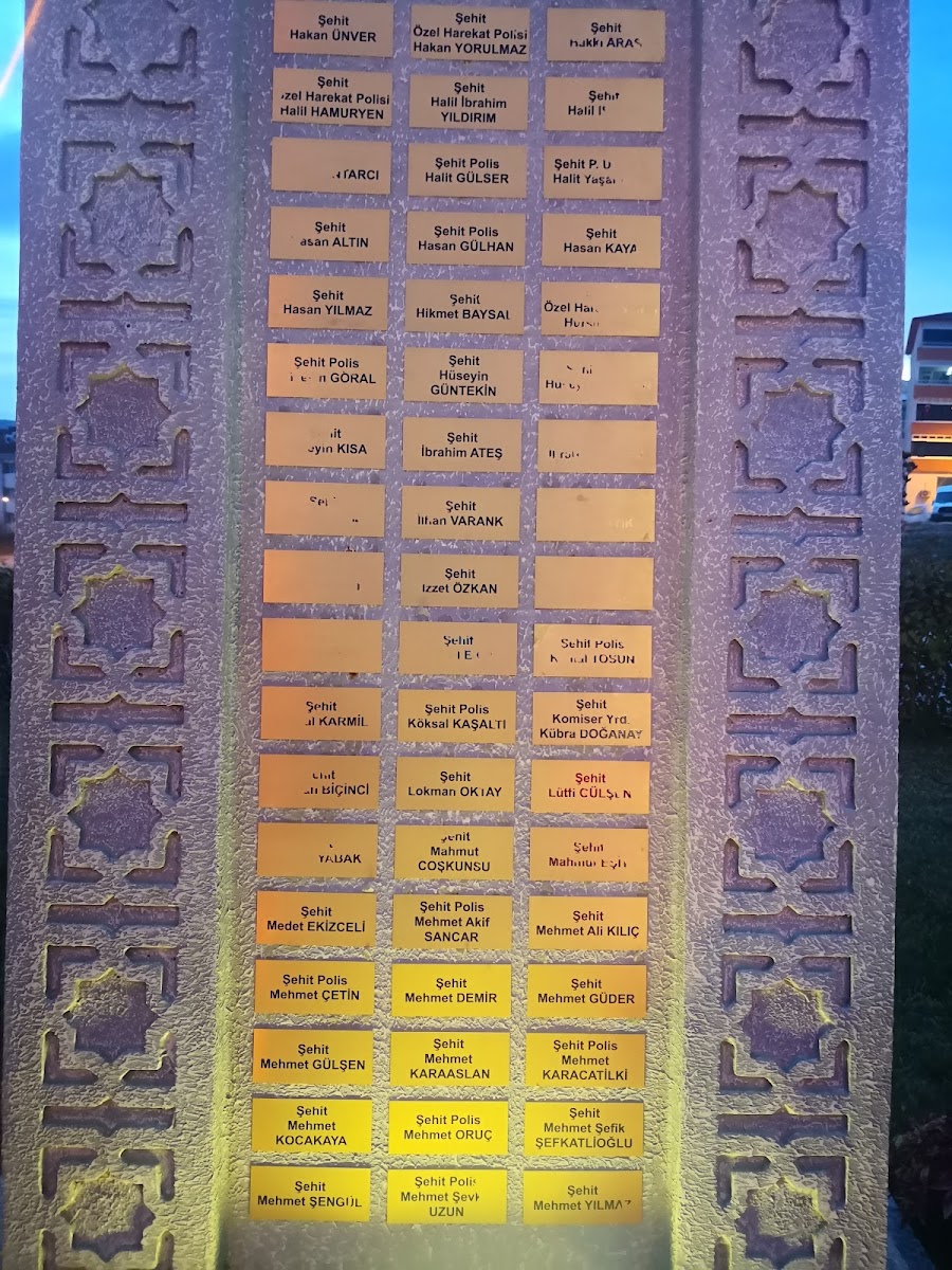 Bilecik 15 temmuz şehitleri anıtı — fotoğraf 1