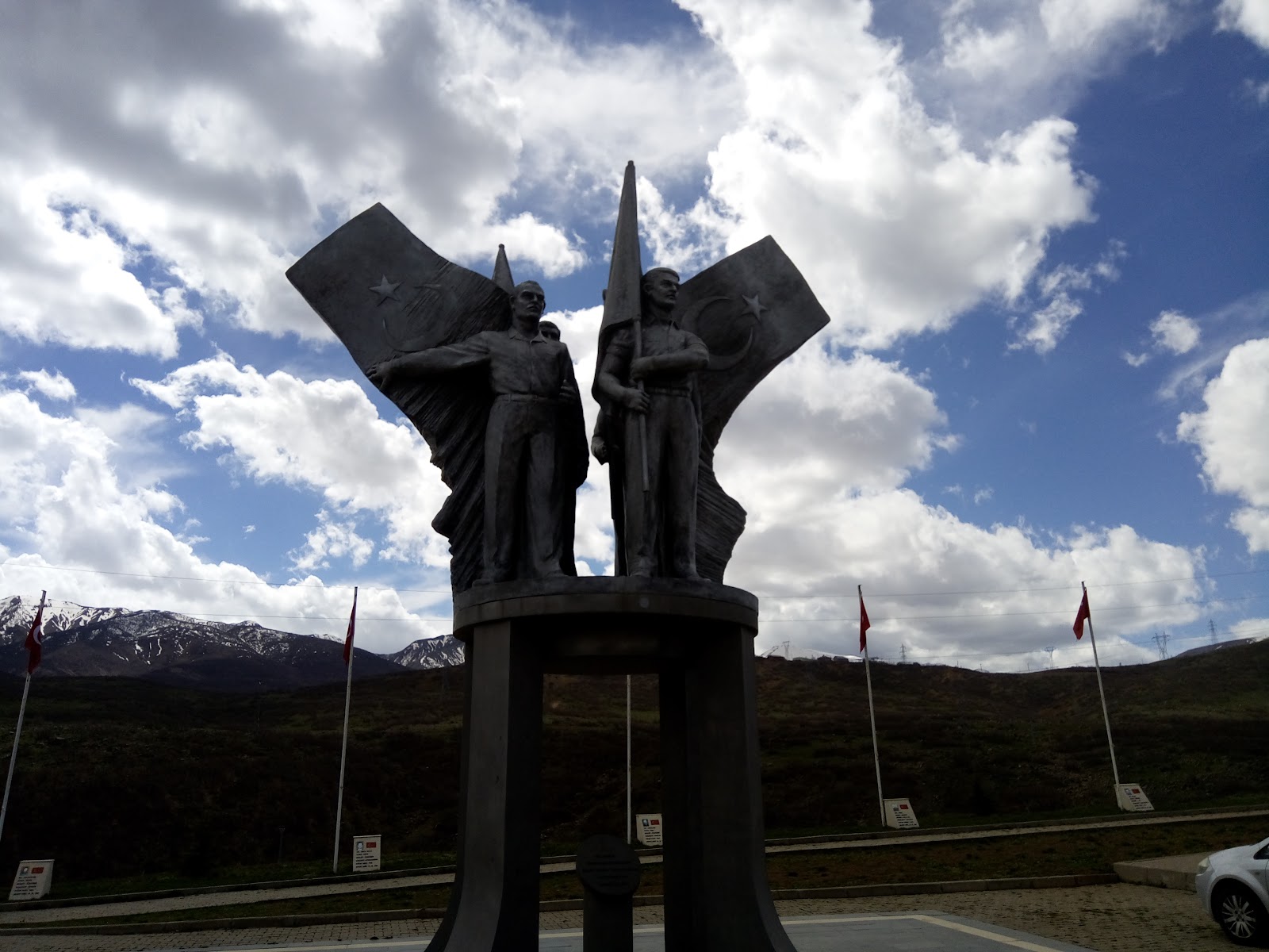 Bingöl Şehitleri Anıtı — fotoğraf 1