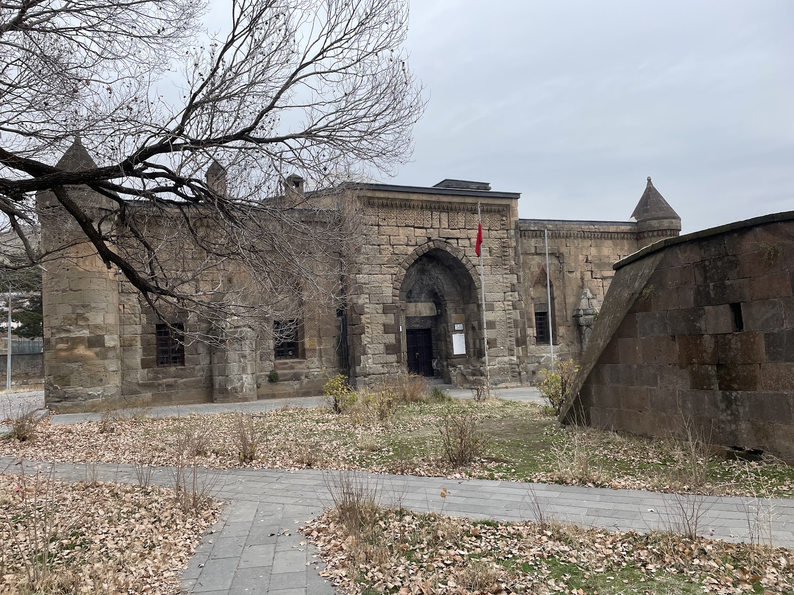 İhlasiye Medresesi ve Külliyesi — fotoğraf 1
