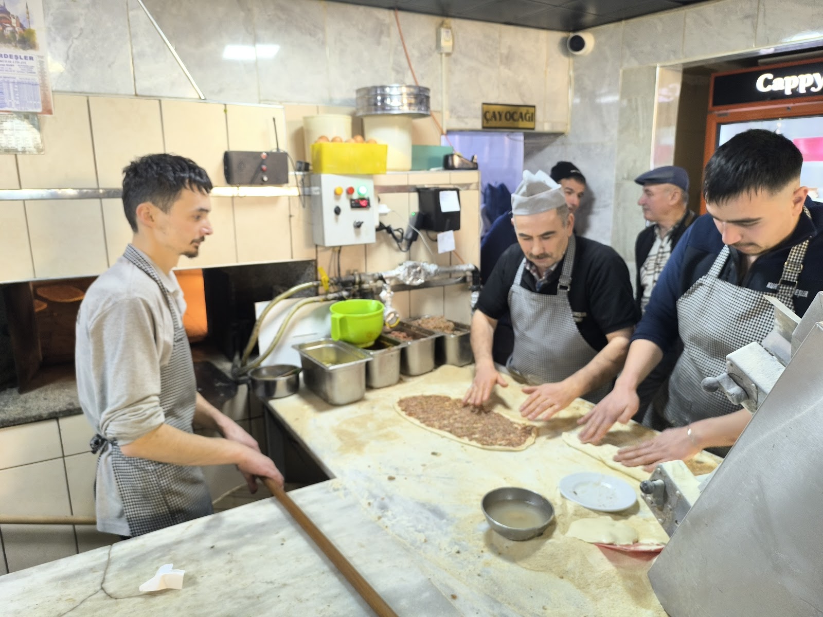 Kurt Kardeşler Pide&Kebap&Döner&Sulu Yemek&Baklava Salonu — fotoğraf 3