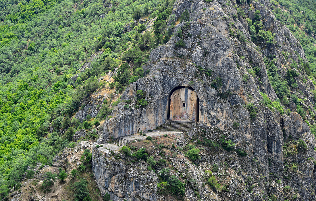 Laçin Kapılıkaya Anıtsal Kaya Mezarı — fotoğraf 1
