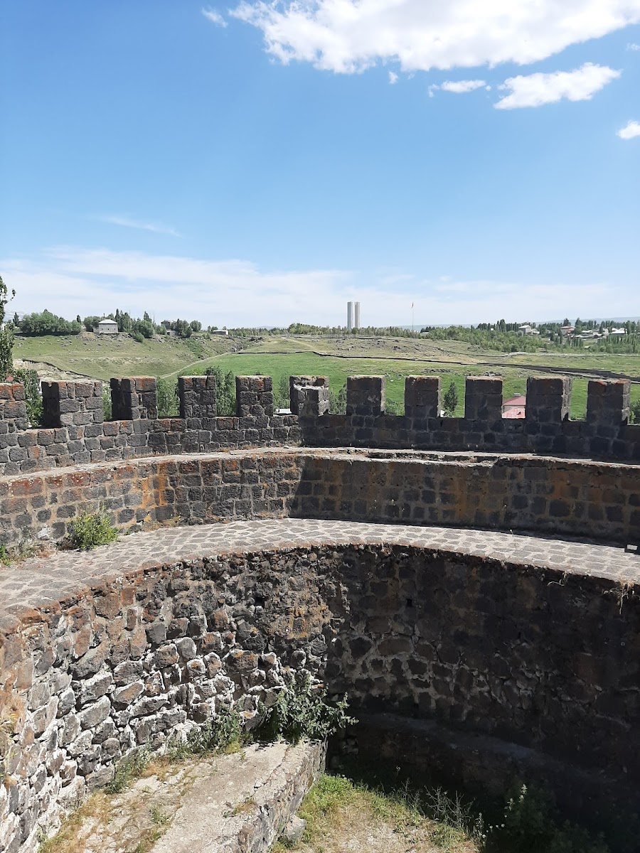 Muş: Malazgirt Kalesi, camiler ve han