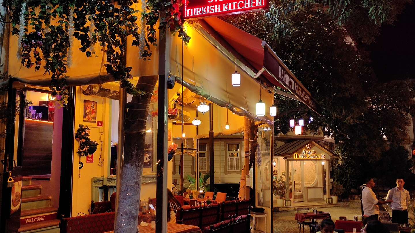 Rainbow fish & meat restaurant — fotoğraf 1