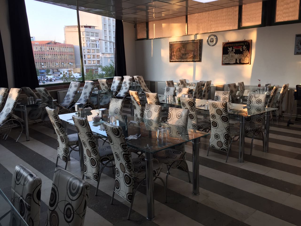 Şafak Kahvaltı Sulu Yemek Kebap Lahmacun Pide Ve Kelle Paça Salonu — fotoğraf 1