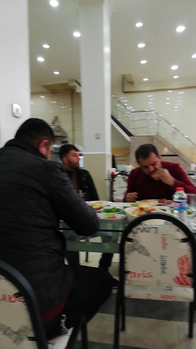 Şafak Kahvaltı Sulu Yemek Kebap Lahmacun Pide Ve Kelle Paça Salonu — fotoğraf 3