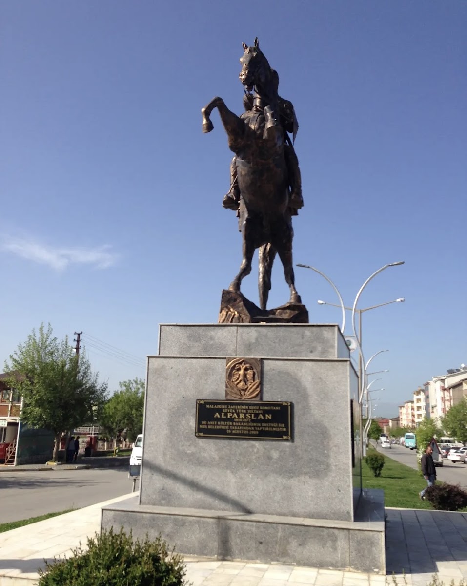 Sultan Alparslan Heykeli