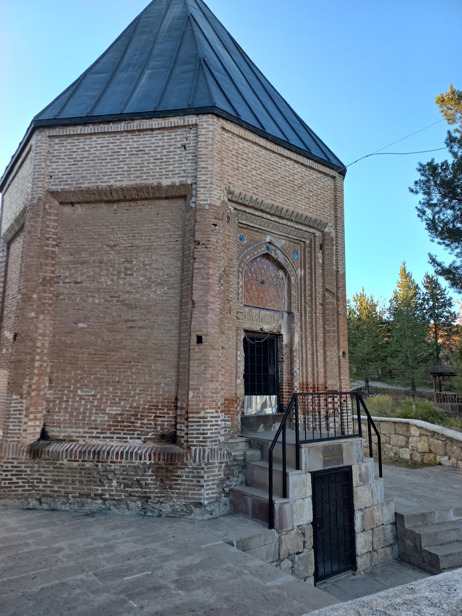 Sultan Melik Türbesi