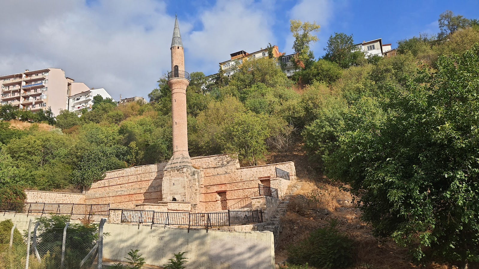 Tarihi Bilecik Camisi — fotoğraf 1