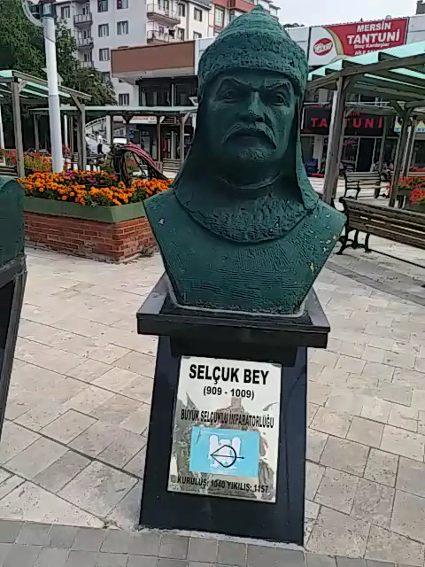 Türk Büyükleri Anıtı — fotoğraf 2