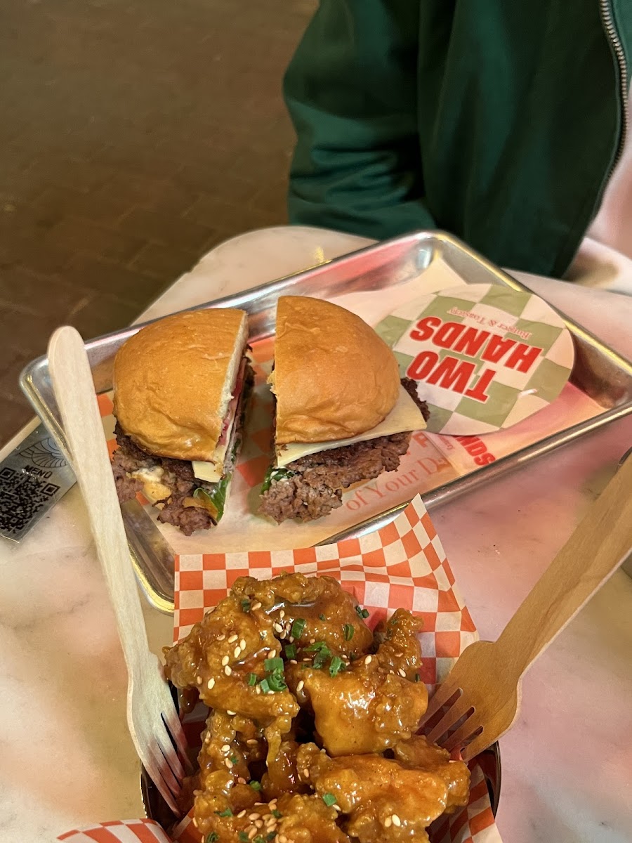 Two Hands Burger & Toastery — fotoğraf 5