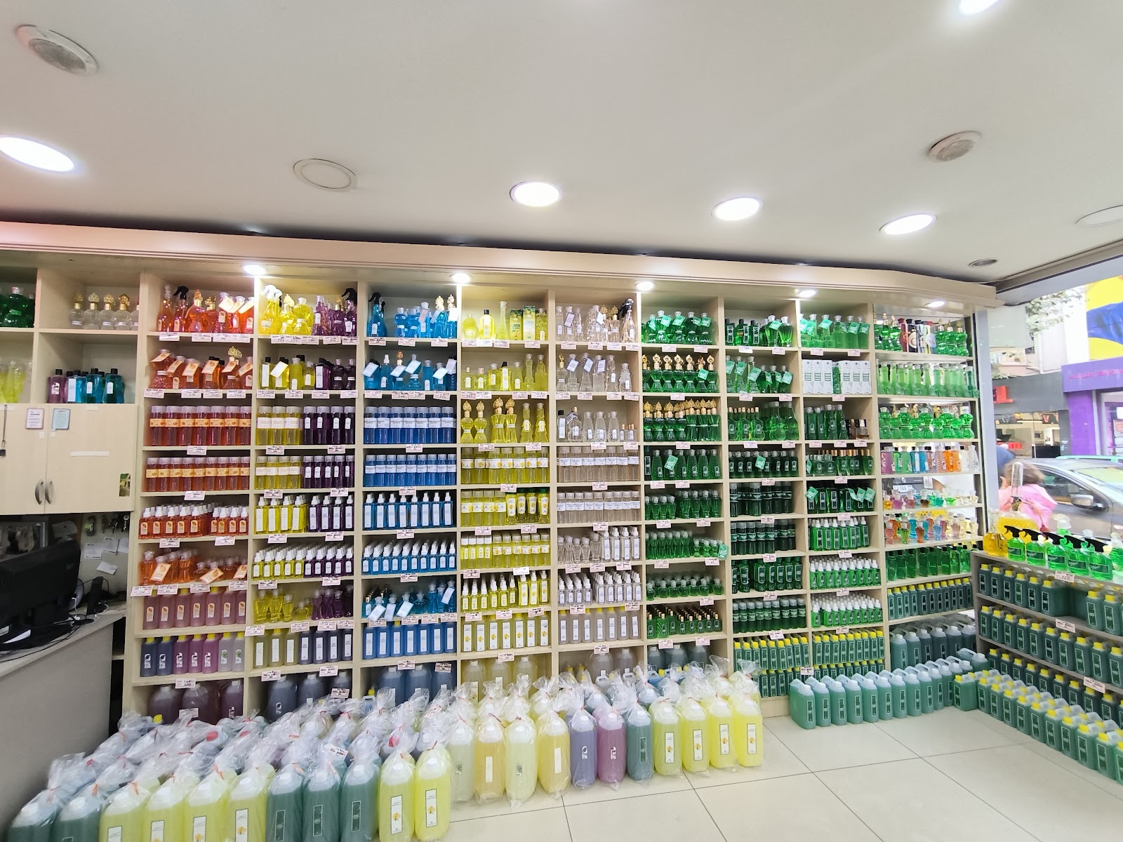 Yalova Geceleri Kolonya & Parfümeri — fotoğraf 2